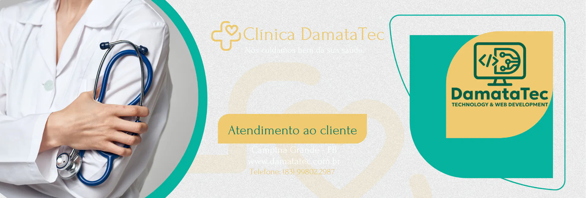 Médico sorridente utilizando computador para gerenciar presença digital e agendamento online.