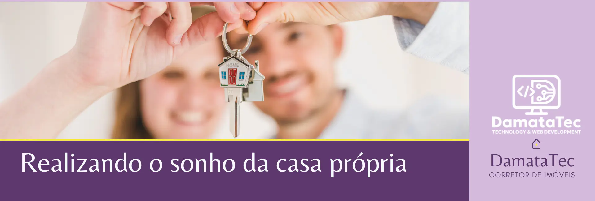 Corretor de imóveis apresentando portfólio digital em tablet para clientes.