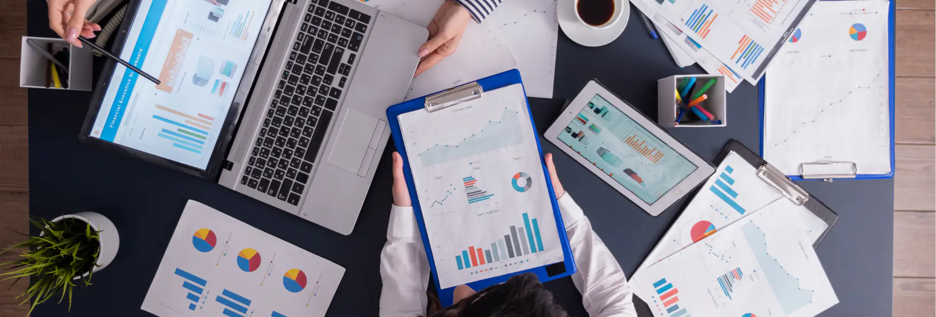 Profissional desenvolvendo estratégia digital para transformar negócios.