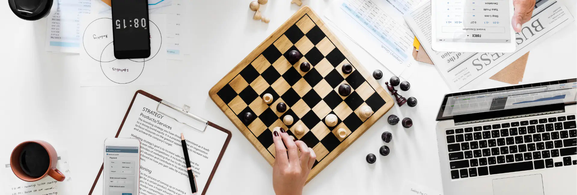 Empresário visualizando gráficos e resultados após transformação digital.