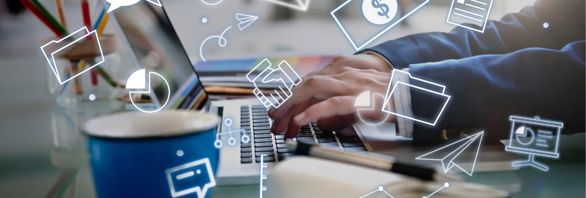 Profissional analisando gráficos de marketing digital para crescimento empresarial.