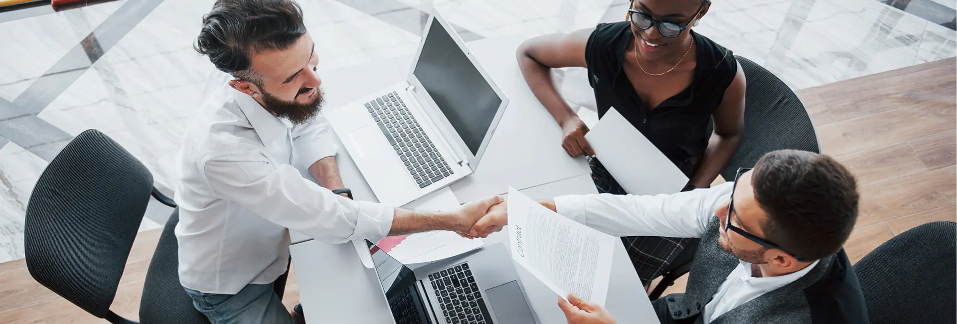 Equipe DamataTec trabalhando em projeto sob medida