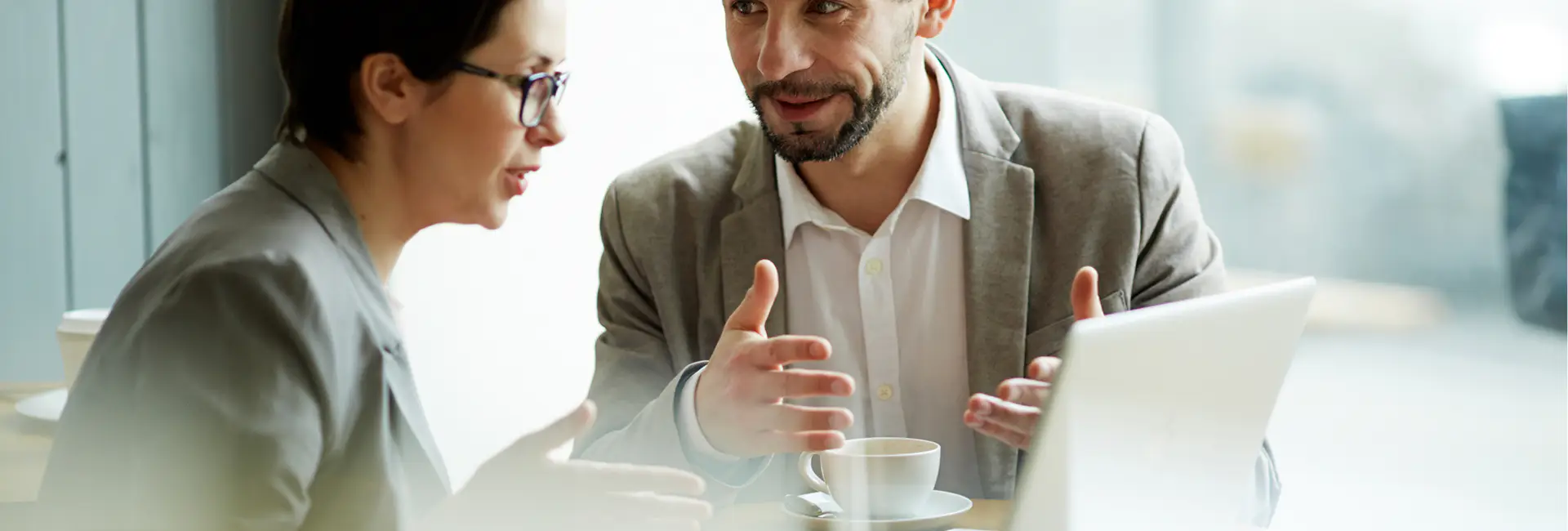 Equipe desenvolvendo site responsivo